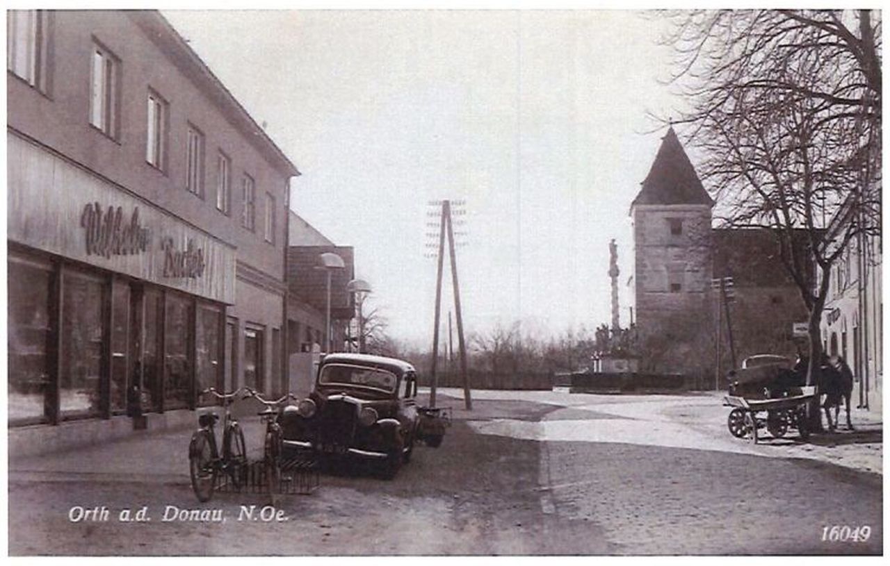 Sonderausstellung 2026 "Ort(h)skern im Wandel", Abbildung: Orth an der Donau, Geschäfte am Markt 1955
